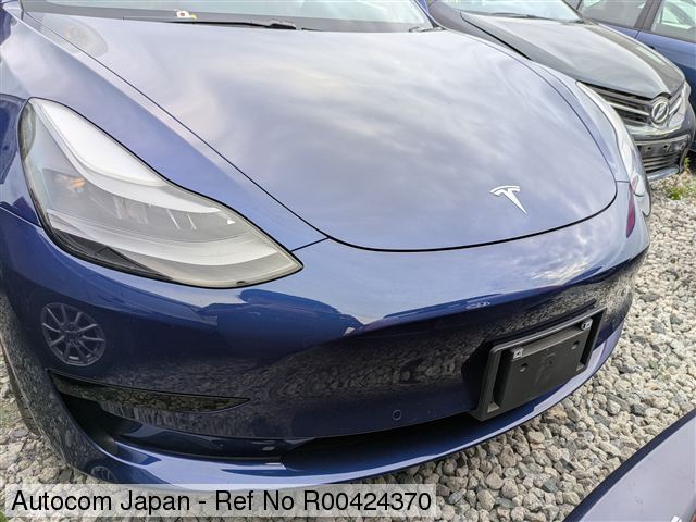 
								Tesla Model 3 full									